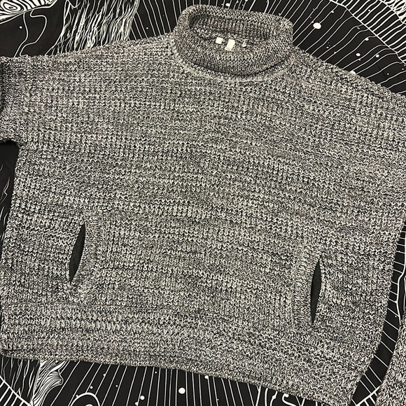 Victoria’s Secret Chic Thick Cropped Grey Knit Turtleneck Pullover Sweater Sz L - Picture 4 of 10